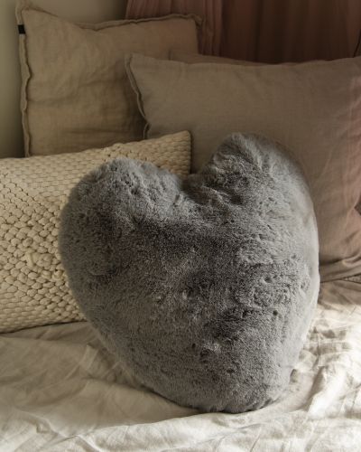 Fluffy heart grå - pude i imiteret pels