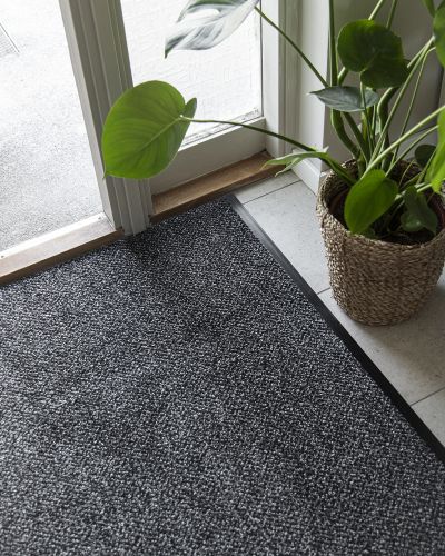 Strata sort/grå - entrémåtte i metervare