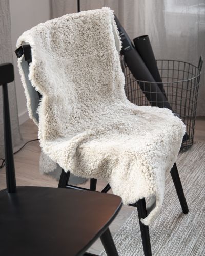 Curly beige - 1,5 sammensyet krøllet fåreskind