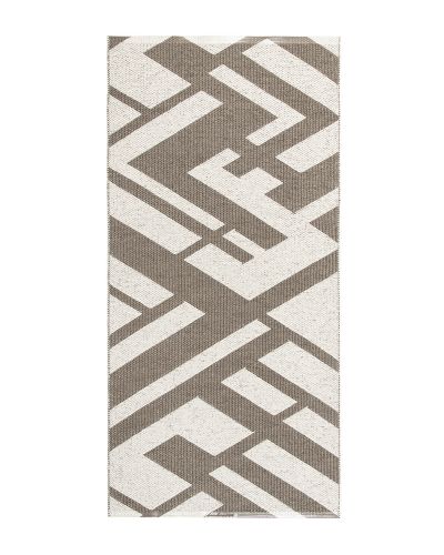 Uma brun - plasttæppe