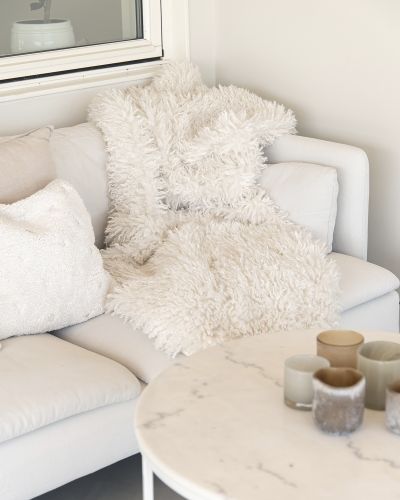 Wooly ivory – imiteret fåreskindsplaid