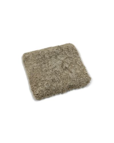 Curly pad sahara - firkantet stolehynde med polstring i krøllet fåreskind