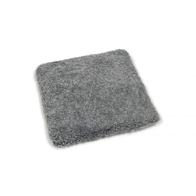 Curly pad sølvgrå - firkantet stolehynde med polstring i krøllet fåreskind