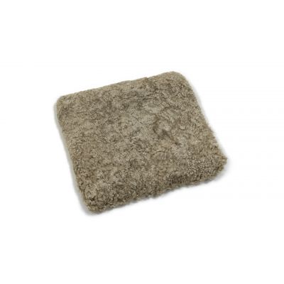 Curly pad sahara - firkantet stolehynde med polstring i krøllet fåreskind
