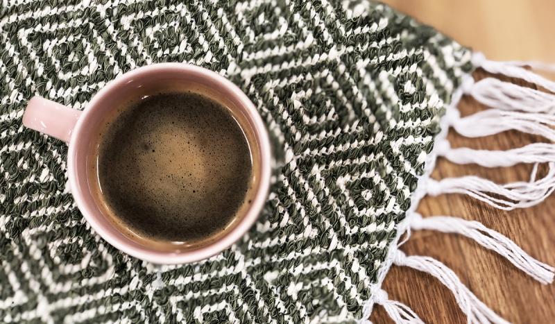 Kaffepletter på tæppet - sådan får du dem væk!