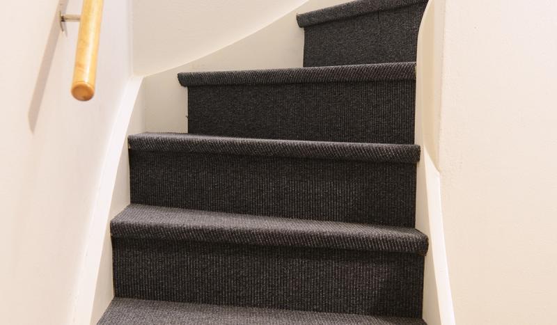 Væg-til-væg-tæppe i kælder, på beton, på trappe?