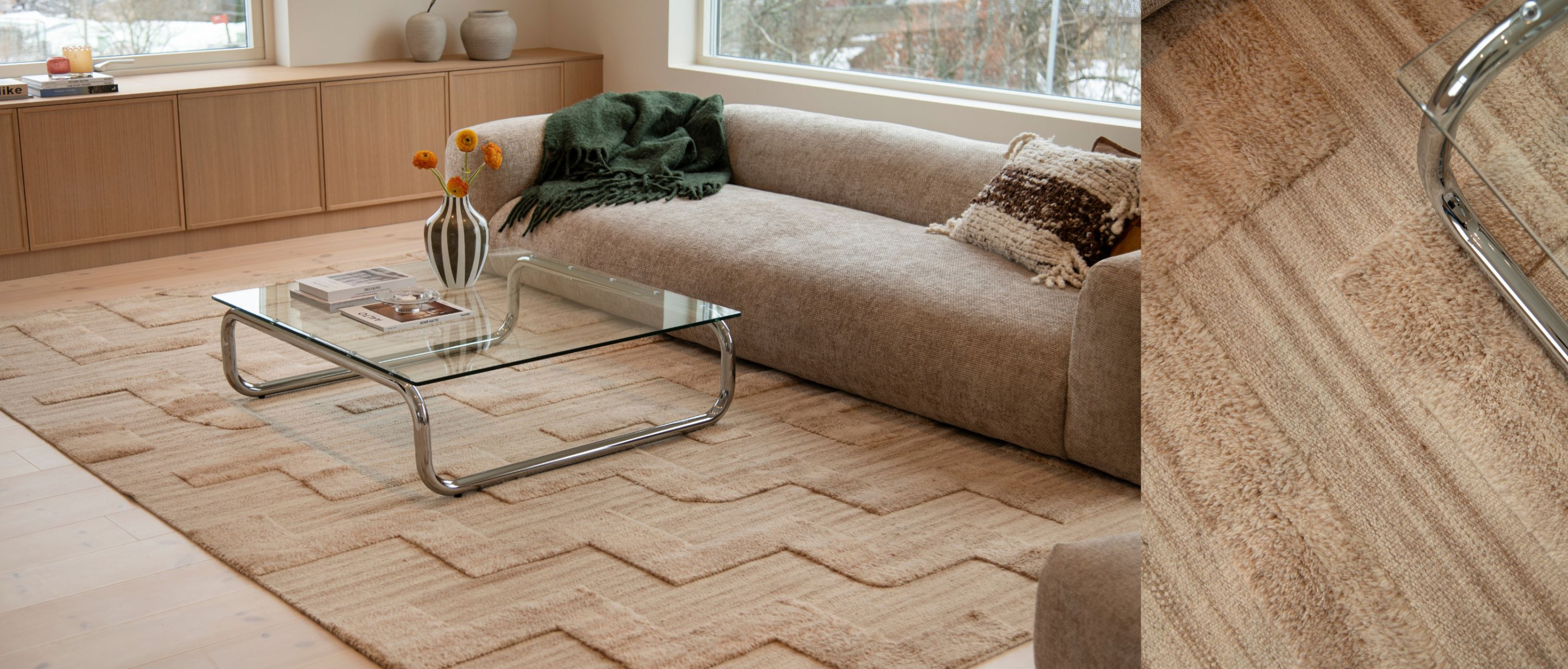 Beige uldtæppe Helags i stuen