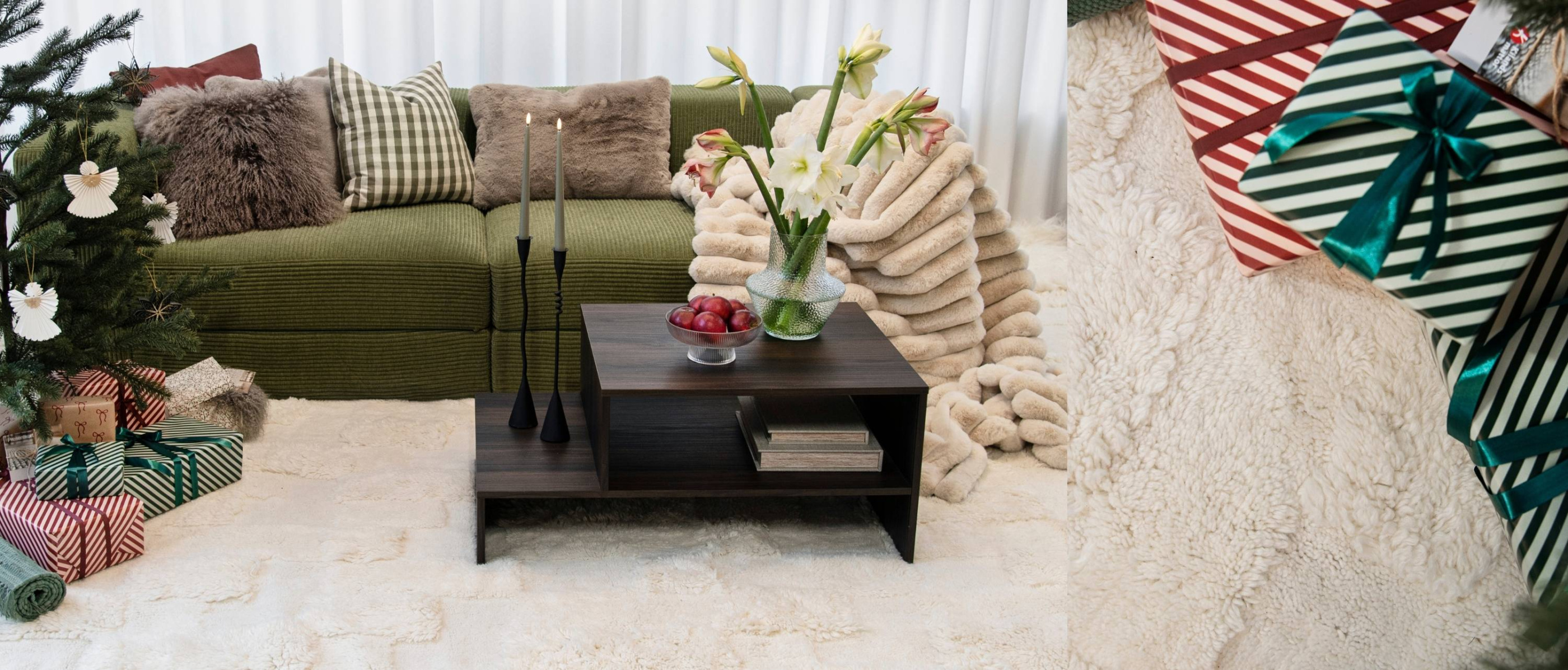 Hvid uldtæppe som ligger under sofaen med en følelse af jul