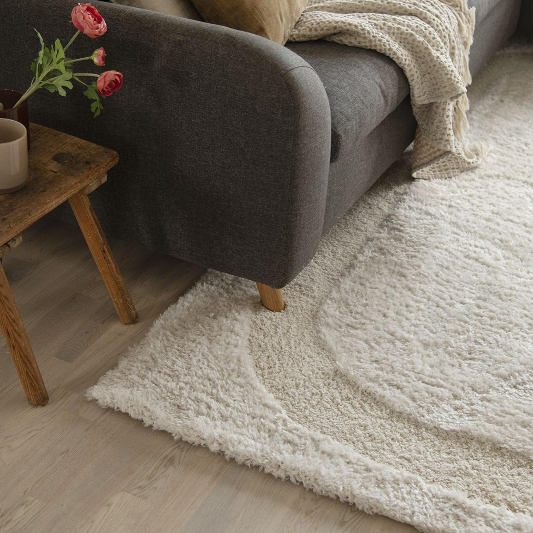 Pakker, der ligger på et hvidt tæppe, som er på udsalg