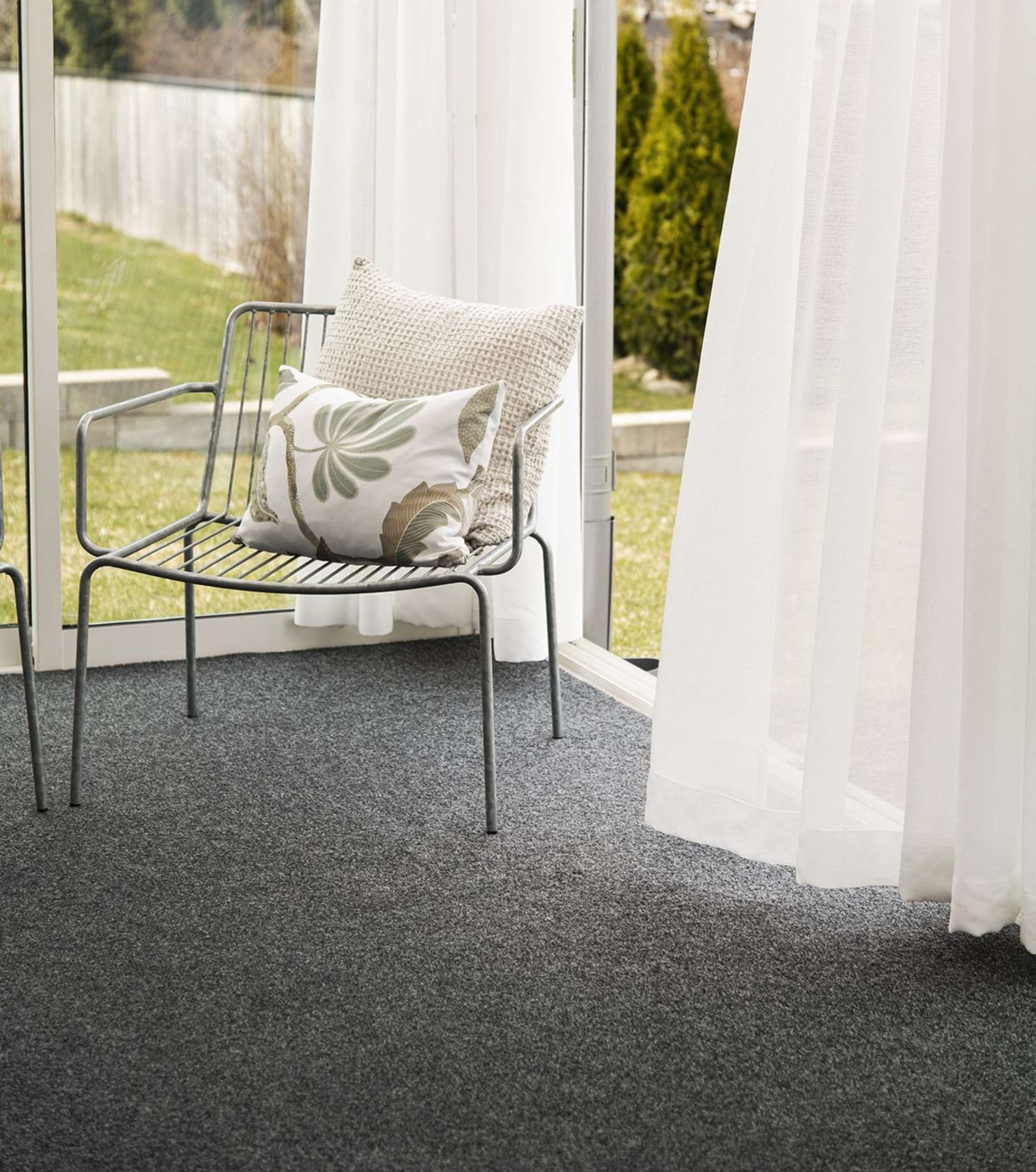 Gråt heldækkende udendørstæppe i udestue
