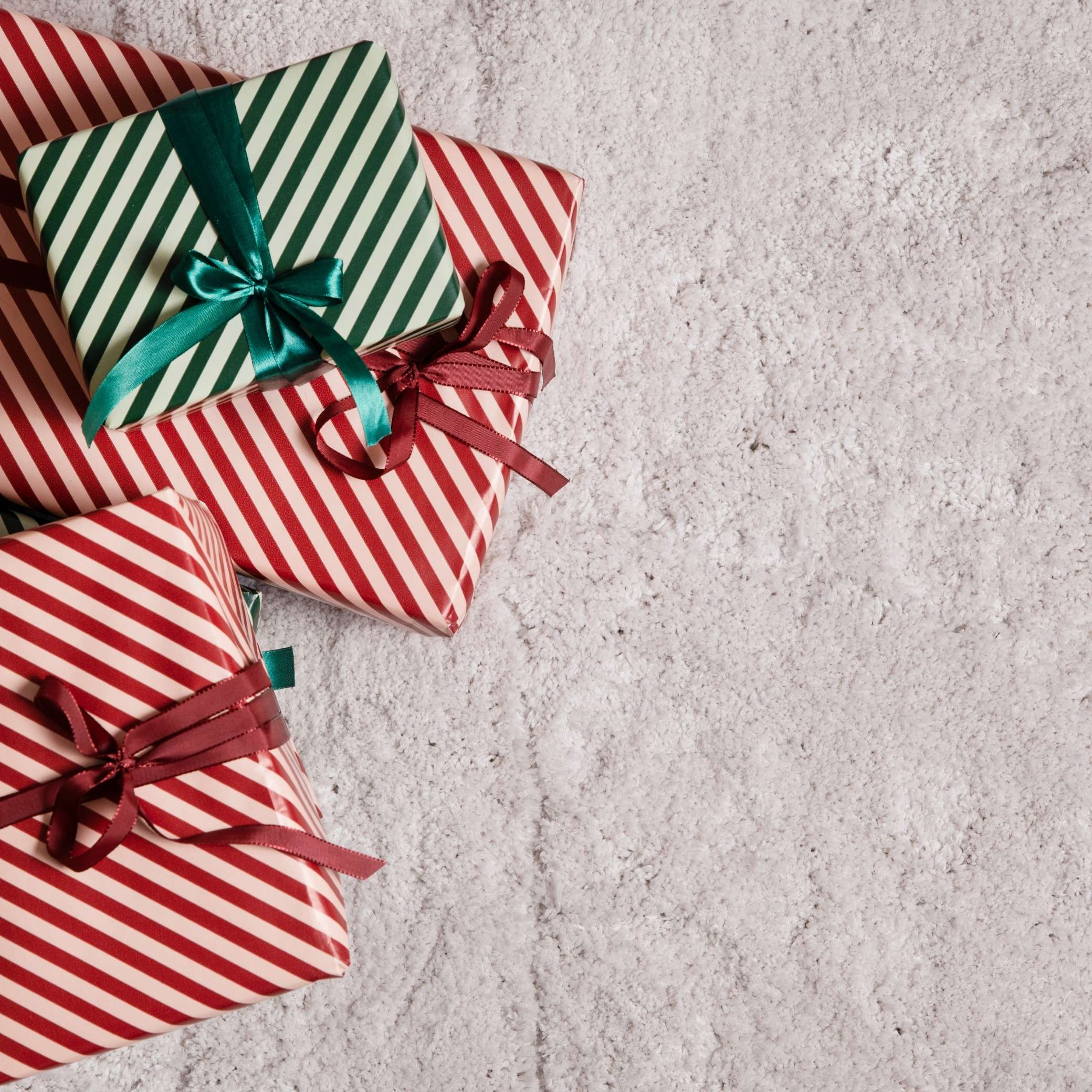 Pakker, der ligger på et hvidt tæppe, som er på udsalg