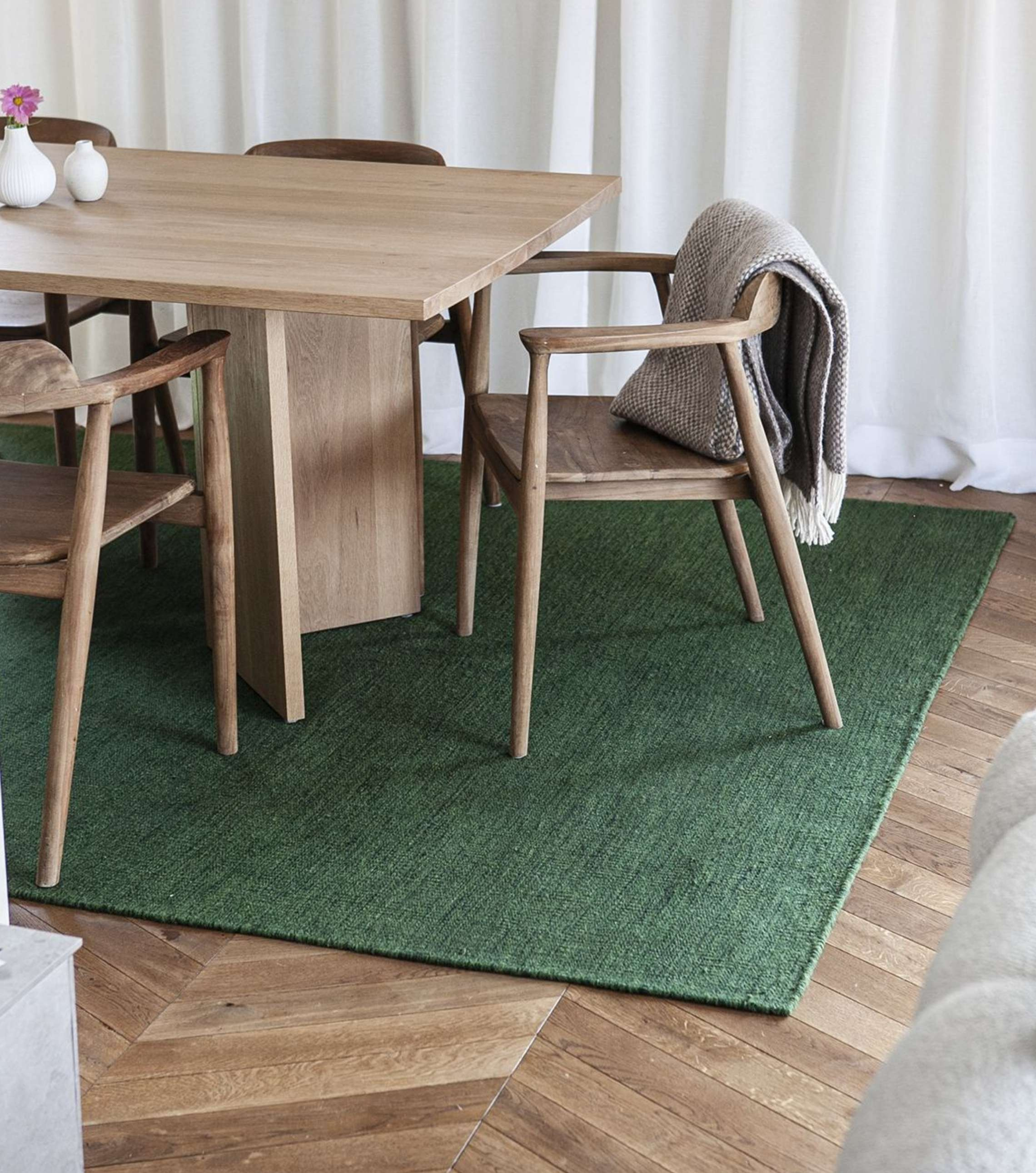 Grønt uldtæppe under spisebordet