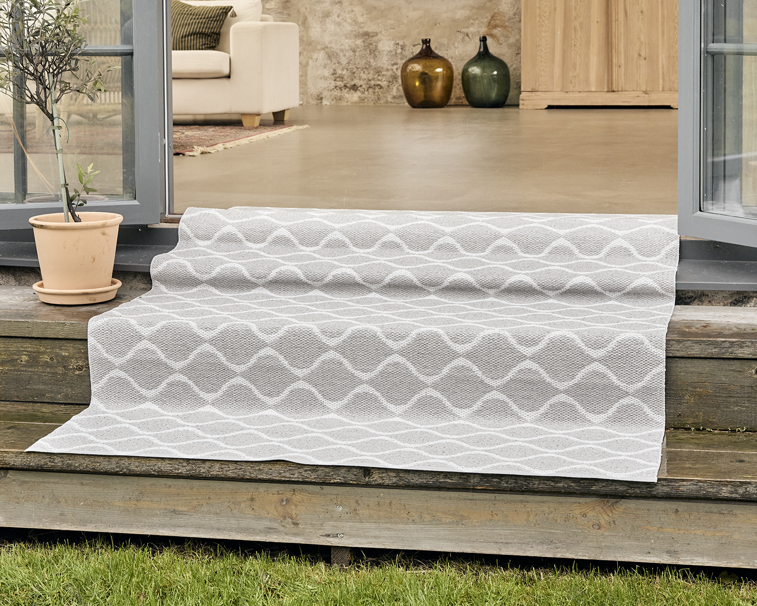 Et grått plastteppe som ligger i en utendørstrapp