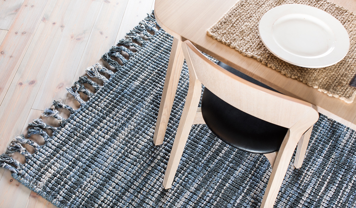 Tæppe under spisebordet dæmper lyd - her sisaltæppet Aqua Tæppe under spisebordet dæmper lyd - her sisaltæppet Aqua