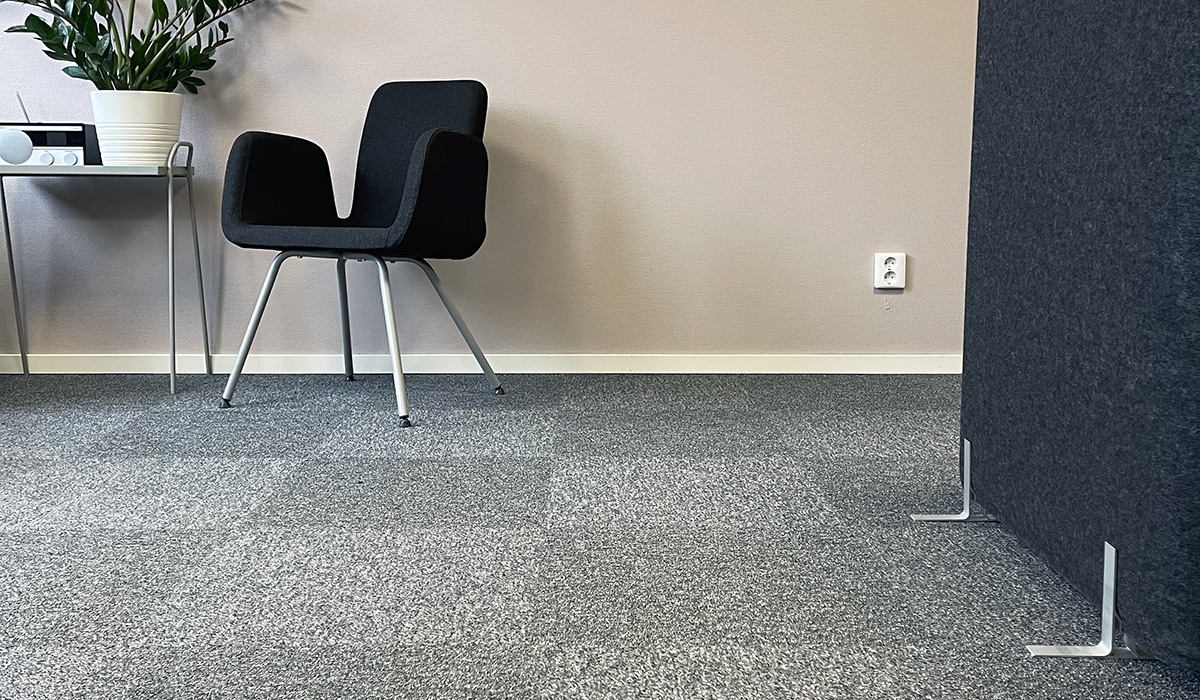 Tæppefliser lagt i skakternet mønster